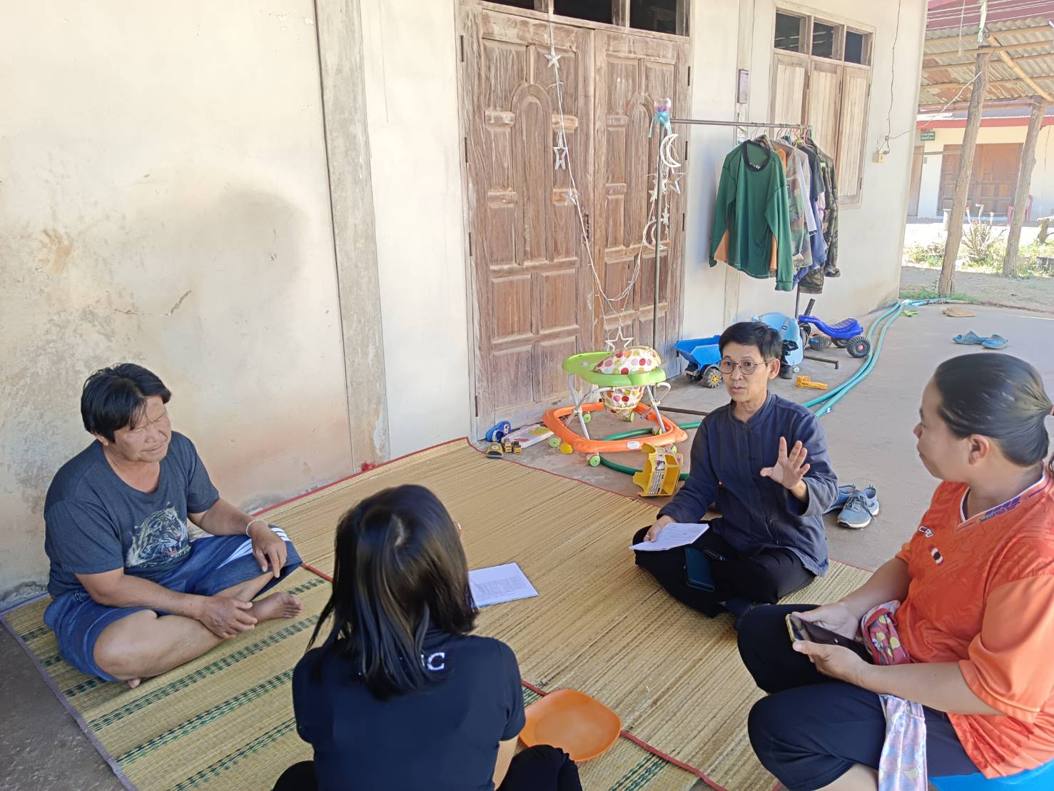 พช.โพนสวรรค์ ลงพื้นที่ติดตามตรวจสอบข้อมูลครัวเรือนที่ตกเกณฑ์ข้อมูลความจำเป็นพื้นฐาน (จปฐ.) ปี 2569