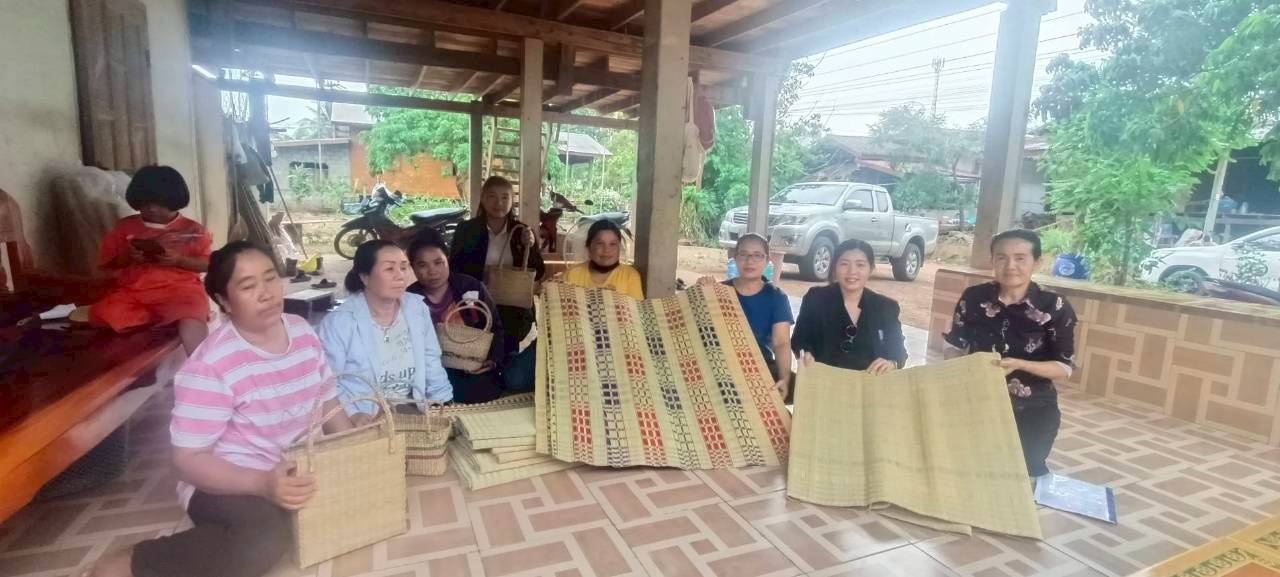 พช.โพนสวรรค์ ร่วมกับสำนักงานอุตสาหกรรมจังหวัดนครพนม ติดตาม สนับสนุนการดำเนินงานกลุ่มผู้ผลิต ผู้ประกอบการ OTOP