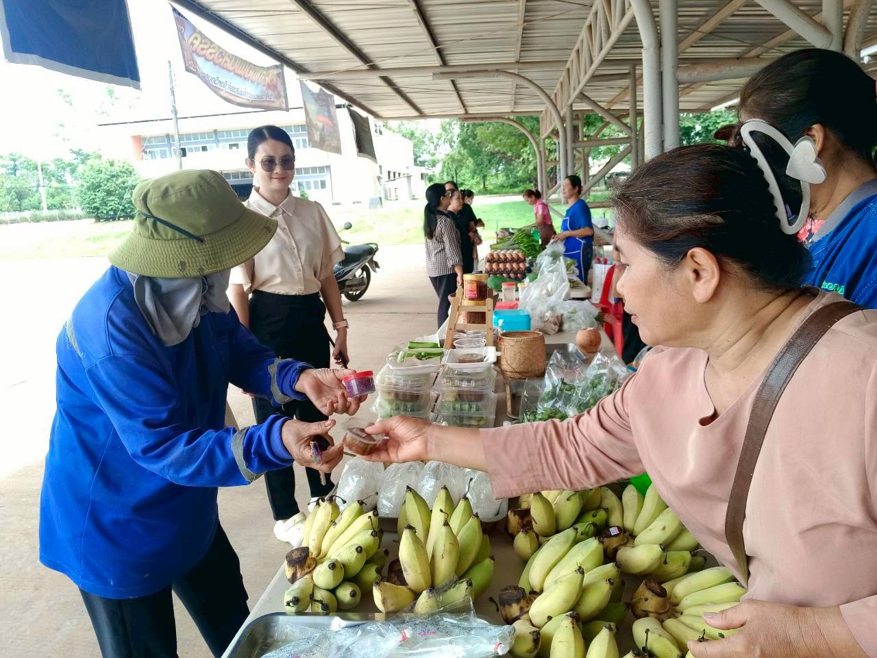 📢พช.โพนสวรรค์ ขับเคลื่อนนโยบาย “ไทยช่วยไทย” ลดค่าครองชีพ นำสินค้า OTOP–โคก หนอง นา จำหน่าย กระตุ้นเศรษฐกิจฐานราก